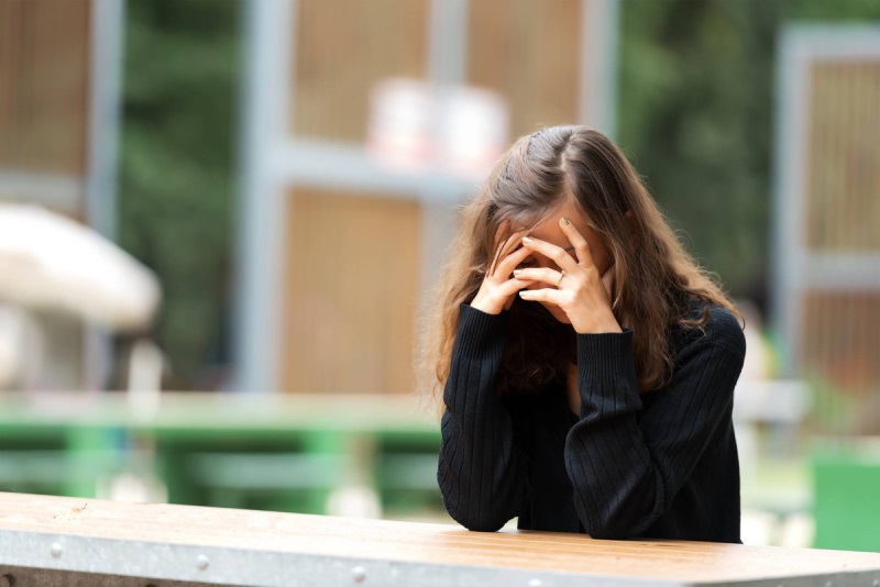 Девушка испытывает токсический стыд Девушка испытывает токсический стыд